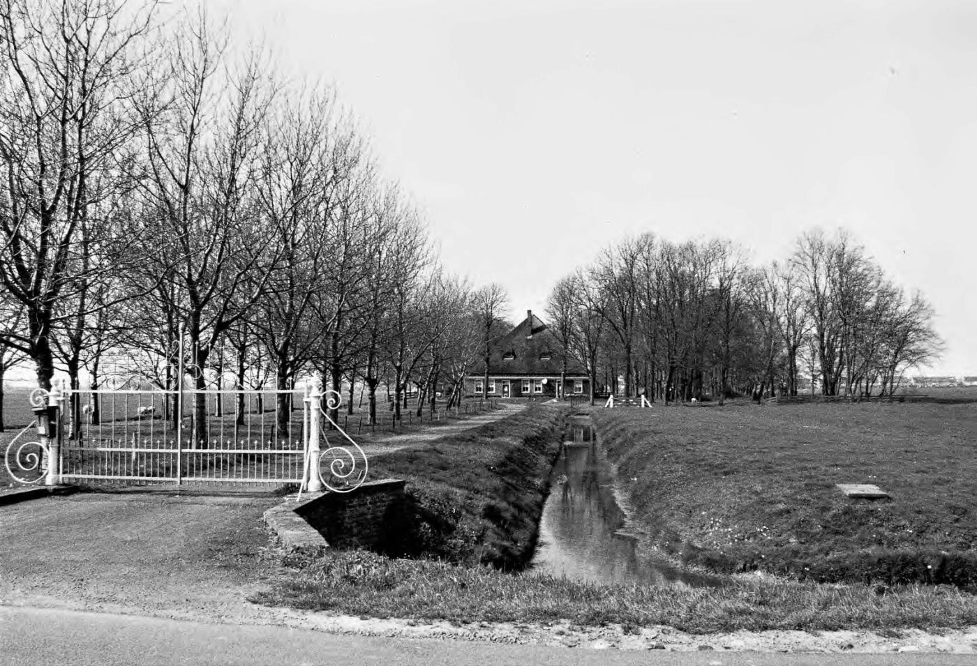 Historische foto van het toegangshek aan de Jan Glijnisweg met daarachter de stolpboerderij